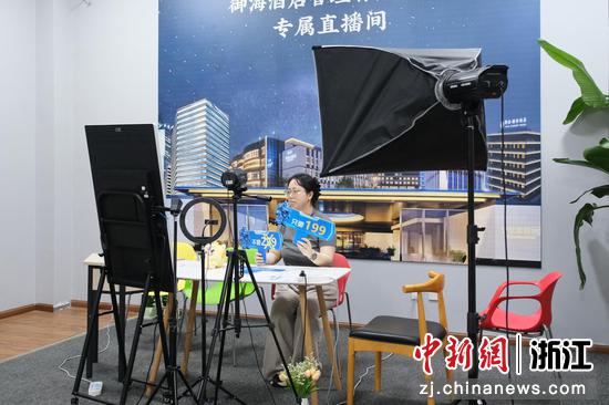 7月3日,学校在校内搭建的学生实践直播间一景。曹丹 摄 7月3日,学校在校内搭建的学生实践直播间一景。曹丹 摄