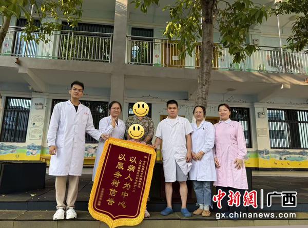 患儿家属赠送锦旗。杨泽坤 摄 患儿家属赠送锦旗。杨泽坤 摄