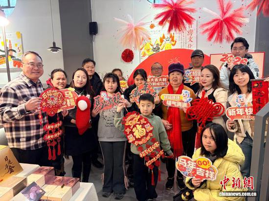 图为台胞台青在邱智良的店里聚餐并合影留念。(受访者供图)