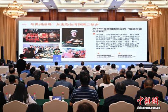 2026年贵州·台湾经贸交流合作恳谈会13日在贵阳开幕，台青邱智良分享来黔创业历程。记者 瞿宏伦 摄