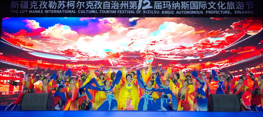 “世界的帕米尔·永远的玛纳斯”克州第十二届玛纳斯国际文化旅游节在阿克陶县桢中古城开幕现场。