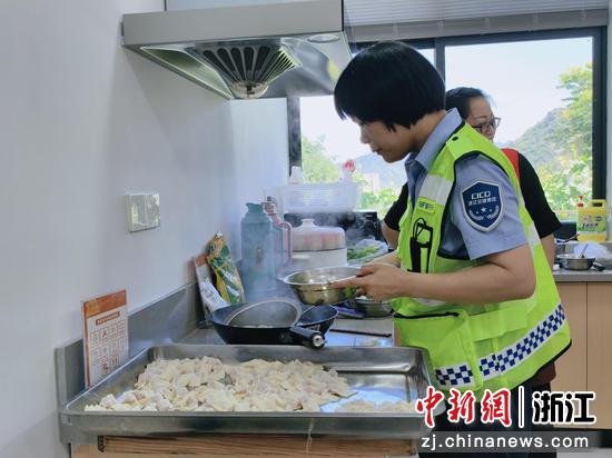 小燕服务队在青云岭检修区“共享厨房”内为货车司机烧煮刚包好的馄饨。&nbsp;周丽娟&nbsp;摄