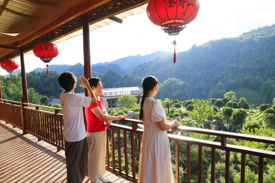 游客在凤冈县绥阳镇茶寿山森林康养基地游玩。饶云  摄