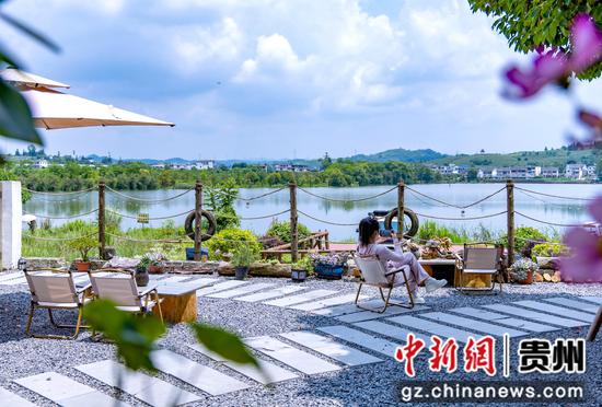 黔西市林泉镇海子村“嗨海子民宿”观景一角。陈颖 摄