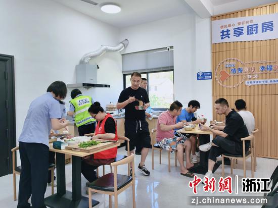 货车司机在“共享厨房”里吃饭。浙江交通集团高速公路丽水管理中心&nbsp;供图