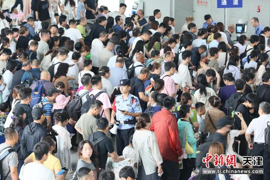 图为面对暑运期间车站大客流,北京铁路公安局天津公安处民警正在候车室维持旅客候车秩序。(北京铁路公安局天津公安处供图) 图为面对暑运期间车站大客流,北京铁路公安局天津公安处民警正在候车室维持旅客候车秩序。(北京铁路公安局天津公安处供图)