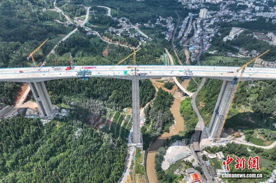 7月16日,贵州安(顺)盘(州)高速公路盘关特大桥主桥顺利合龙,该大桥位于贵州省盘州市盘关镇乌蒙山峡谷地带,总长2289.5米,最高主墩达171米,桥面距河面高差逾230米。(无人机照片) 7月16日,贵州安(顺)盘(州)高速公路盘关特大桥主桥顺利合龙,该大桥位于贵州省盘州市盘关镇乌蒙山峡谷地带,总长2289.5米,最高主墩达171米,桥面距河面高差逾230米。(无人机照片)