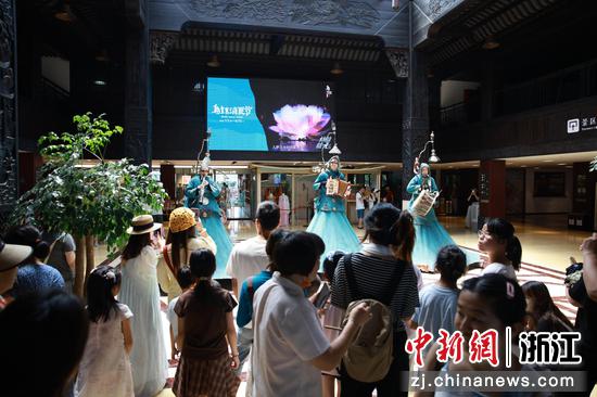 图为7月15日,演员身着戏装与游客近距离互动。孙杨洋 摄 图为7月15日,演员身着戏装与游客近距离互动。孙杨洋 摄