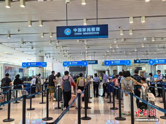 图为边检现场。(天津东疆边检站供图) 图为边检现场。(天津东疆边检站供图)