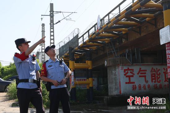 图为北京铁路公安局天津公安处线路民警正在沿线对桥梁涵洞进行防汛检查。(北京铁路公安局天津公安处供图) 图为北京铁路公安局天津公安处线路民警正在沿线对桥梁涵洞进行防汛检查。(北京铁路公安局天津公安处供图)