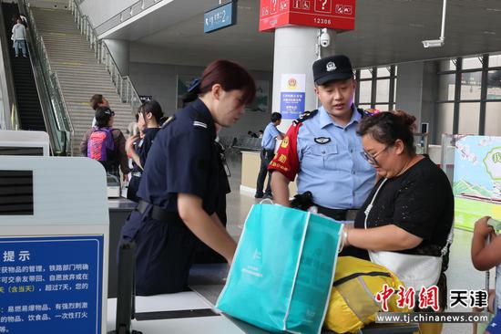 图为北京铁路公安局天津公安处民警正在督导安检工作,保障站车安全。(北京铁路公安局天津公安处供图) 图为北京铁路公安局天津公安处民警正在督导安检工作,保障站车安全。(北京铁路公安局天津公安处供图)