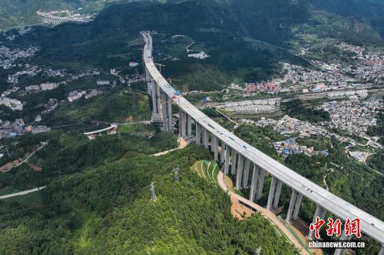 7月16日,贵州安(顺)盘(州)高速公路盘关特大桥主桥顺利合龙,该大桥位于贵州省盘州市盘关镇乌蒙山峡谷地带,总长2289.5米,最高主墩达171米,桥面距河面高差逾230米。(无人机照片) 7月16日,贵州安(顺)盘(州)高速公路盘关特大桥主桥顺利合龙,该大桥位于贵州省盘州市盘关镇乌蒙山峡谷地带,总长2289.5米,最高主墩达171米,桥面距河面高差逾230米。(无人机照片)