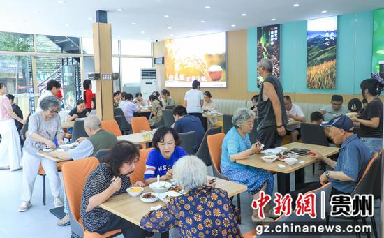 辖区居民在社区食堂用餐。 丁伟鑫摄