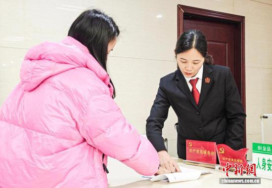 图为工作人员为当事人提供服务。织金法院供图 图为工作人员为当事人提供服务。织金法院供图