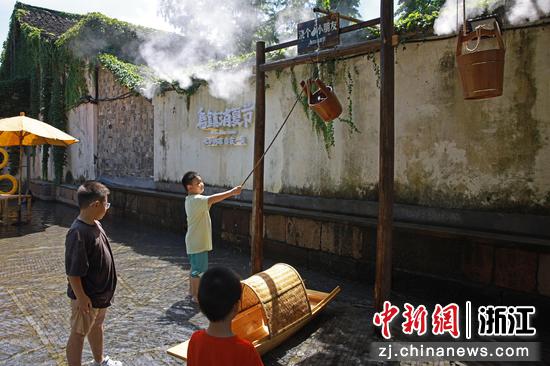 图为7月15日,小朋友们在“凉街踩水”活动中嬉戏玩耍。孙杨洋 摄 图为7月15日,小朋友们在“凉街踩水”活动中嬉戏玩耍。孙杨洋 摄