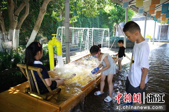 图为7月15日,小朋友们在踩水活动中嬉戏玩耍。孙杨洋 摄 图为7月15日,小朋友们在踩水活动中嬉戏玩耍。孙杨洋 摄