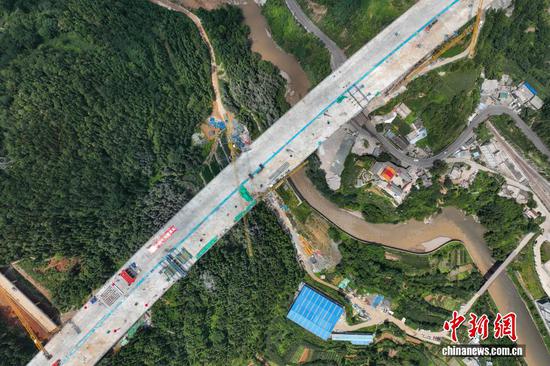 7月16日,贵州安(顺)盘(州)高速公路盘关特大桥主桥顺利合龙,该大桥位于贵州省盘州市盘关镇乌蒙山峡谷地带,总长2289.5米,最高主墩达171米,桥面距河面高差逾230米。(无人机照片) 7月16日,贵州安(顺)盘(州)高速公路盘关特大桥主桥顺利合龙,该大桥位于贵州省盘州市盘关镇乌蒙山峡谷地带,总长2289.5米,最高主墩达171米,桥面距河面高差逾230米。(无人机照片)