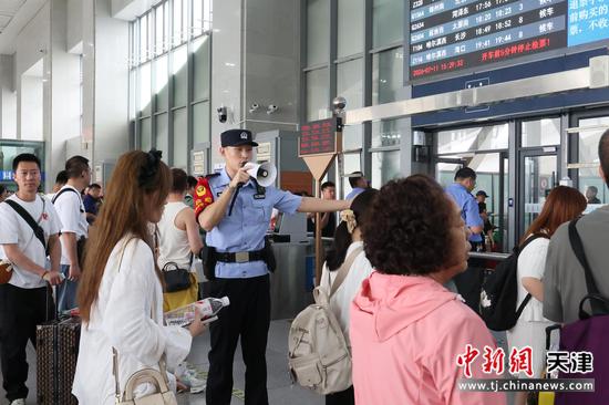 图为北京铁路公安局天津公安处民警正在候车室组织旅客有序过闸机乘车。(北京铁路公安局天津公安处供图) 图为北京铁路公安局天津公安处民警正在候车室组织旅客有序过闸机乘车。(北京铁路公安局天津公安处供图)