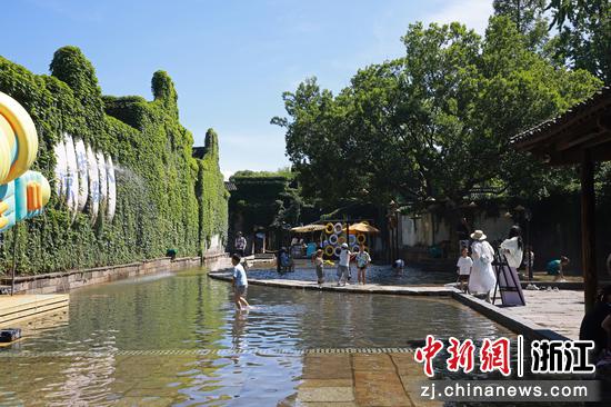 图为7月15日,“凉街踩水”活动吸引民众前来消暑游玩。孙杨洋 摄 图为7月15日,“凉街踩水”活动吸引民众前来消暑游玩。孙杨洋 摄