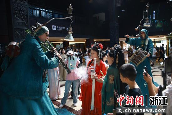 图为7月15日,演员身着戏装与游客近距离互动。孙杨洋 摄 图为7月15日,演员身着戏装与游客近距离互动。孙杨洋 摄