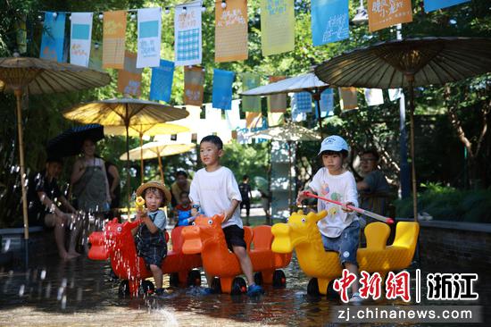 图为7月15日,小朋友们在踩水活动中嬉戏玩耍。孙杨洋 摄 图为7月15日,小朋友们在踩水活动中嬉戏玩耍。孙杨洋 摄