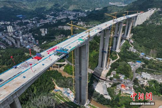 7月16日,贵州安(顺)盘(州)高速公路盘关特大桥主桥顺利合龙,该大桥位于贵州省盘州市盘关镇乌蒙山峡谷地带,总长2289.5米,最高主墩达171米,桥面距河面高差逾230米。(无人机照片) 7月16日,贵州安(顺)盘(州)高速公路盘关特大桥主桥顺利合龙,该大桥位于贵州省盘州市盘关镇乌蒙山峡谷地带,总长2289.5米,最高主墩达171米,桥面距河面高差逾230米。(无人机照片)
