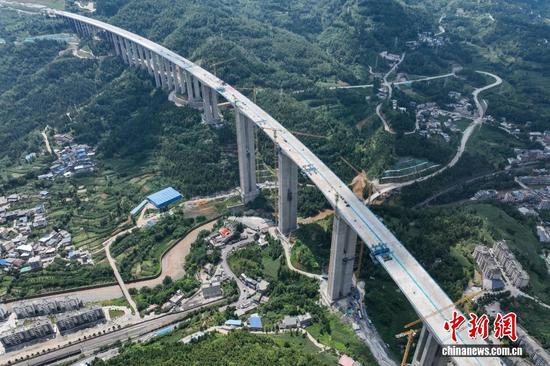 7月16日,贵州安(顺)盘(州)高速公路盘关特大桥主桥顺利合龙,该大桥位于贵州省盘州市盘关镇乌蒙山峡谷地带,总长2289.5米,最高主墩达171米,桥面距河面高差逾230米。(无人机照片) 7月16日,贵州安(顺)盘(州)高速公路盘关特大桥主桥顺利合龙,该大桥位于贵州省盘州市盘关镇乌蒙山峡谷地带,总长2289.5米,最高主墩达171米,桥面距河面高差逾230米。(无人机照片)