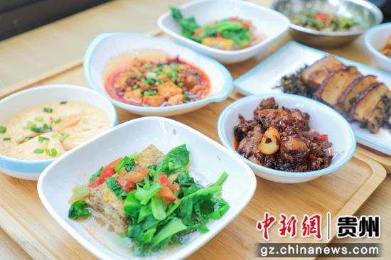 居民根据喜好选取自己喜欢的小盘菜 。丁伟鑫摄