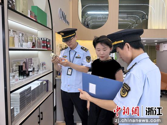 嵊泗县市场监管部门在对民宿开展化妆品安全检查。&nbsp;陈孜摄
