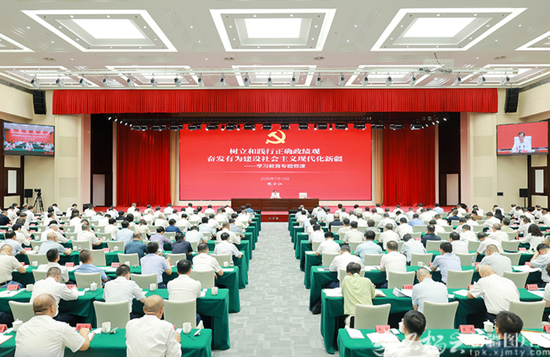 7月15日，自治区党委书记陈小江在乌鲁木齐讲授“树立和践行正确政绩观 奋发有为建设社会主义现代化新疆”专题党课。天山网-新疆日报记者 崔志坚摄e