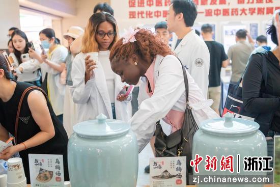 外国友人品尝乌梅汤。浙江省中医院供图