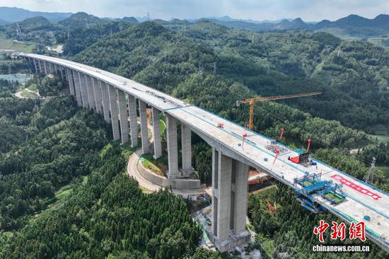 7月16日,贵州安(顺)盘(州)高速公路盘关特大桥主桥顺利合龙,该大桥位于贵州省盘州市盘关镇乌蒙山峡谷地带,总长2289.5米,最高主墩达171米,桥面距河面高差逾230米。(无人机照片) 7月16日,贵州安(顺)盘(州)高速公路盘关特大桥主桥顺利合龙,该大桥位于贵州省盘州市盘关镇乌蒙山峡谷地带,总长2289.5米,最高主墩达171米,桥面距河面高差逾230米。(无人机照片)