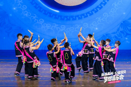 拉祜族芦笙舞《芦笙吹响幸福来》，由云南省普洱市澜沧县勐朗镇中心小学表演。