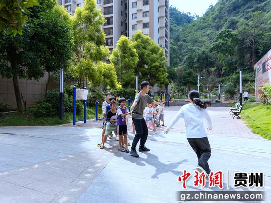 2026年7月16日,在贵州省黔南布依族苗族自治州罗甸县斛兴街道学府社区,大学生志愿者与小朋友一起玩老鹰捉小鸡的游戏。 2026年7月16日,在贵州省黔南布依族苗族自治州罗甸县斛兴街道学府社区,大学生志愿者与小朋友一起玩老鹰捉小鸡的游戏。