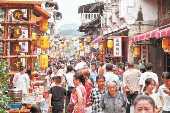 锦屏县隆里古城游人如织。 贵州日报天眼新闻记者 戴正国 摄 锦屏县隆里古城游人如织。 贵州日报天眼新闻记者 戴正国 摄
