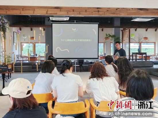 浙江湖州吴兴，宣讲员正在溇里·茶文化空间里开展主题宣讲活动。吴兴区委宣传部供图