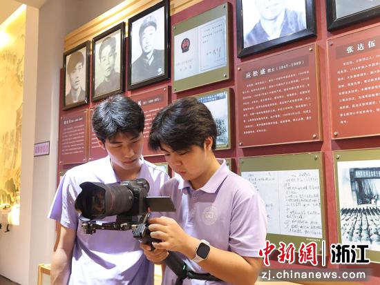 近日,实践团成员在奉化烈士陵园现场测绘。(浙江工商职业技术学院供图) 近日,实践团成员在奉化烈士陵园现场测绘。(浙江工商职业技术学院供图)