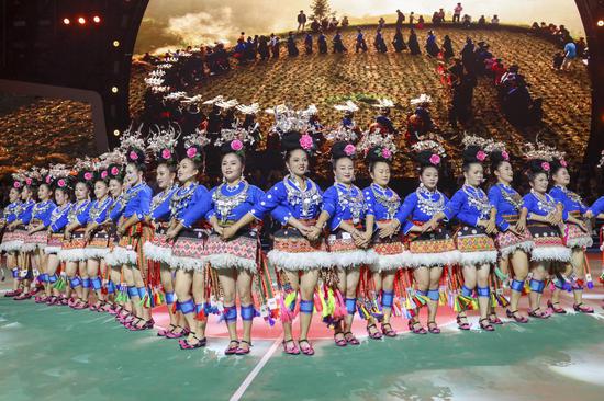 2025年全国和美乡村总决赛，塞场上表演非遗舞蹈《锦鸡舞》。龙军 摄