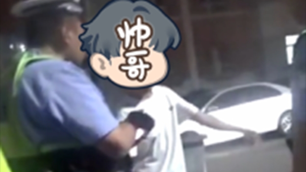 新疆:小区内连撞两车被查 男子醉驾拒不承认 新疆:小区内连撞两车被查 男子醉驾拒不承认