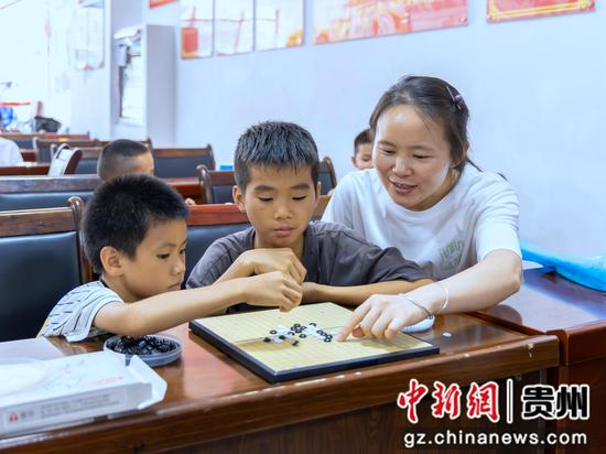 2026年7月16日,在贵州省黔南布依族苗族自治州罗甸县斛兴街道学府社区,大学生志愿者教小朋友下五子棋。 2026年7月16日,在贵州省黔南布依族苗族自治州罗甸县斛兴街道学府社区,大学生志愿者教小朋友下五子棋。