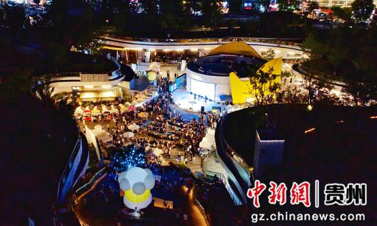 众多市民游客齐聚2026CHEERS精酿节,解锁夏日夜游新玩法。罗浪 摄 众多市民游客齐聚2026CHEERS精酿节,解锁夏日夜游新玩法。罗浪 摄
