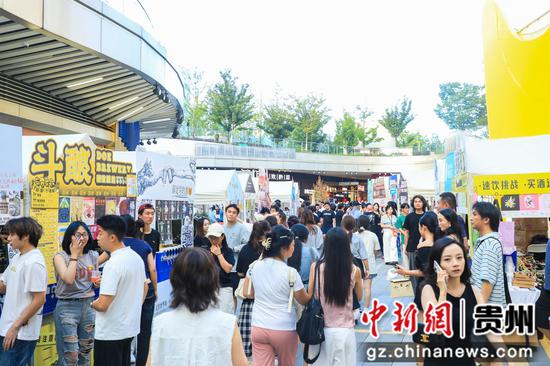 市民游客纷纷挑选、品尝精酿啤酒。 丁伟鑫 摄 市民游客纷纷挑选、品尝精酿啤酒。 丁伟鑫 摄