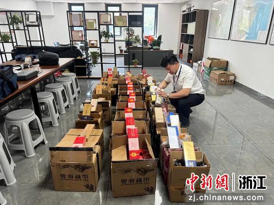 烟草执法人员清点查获的违法卷烟。杭州市烟草专卖局供图 烟草执法人员清点查获的违法卷烟。杭州市烟草专卖局供图