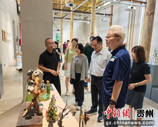 交流团参访荔波朝阳镇洪江村艺术村