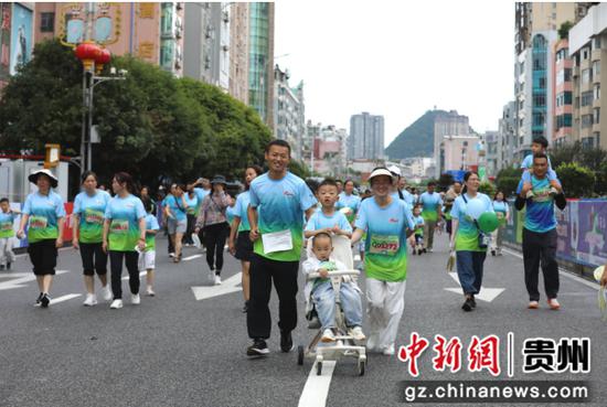 2026钟山“奔腾不息”大众欢乐跑暨亲子跑现场 。张静摄