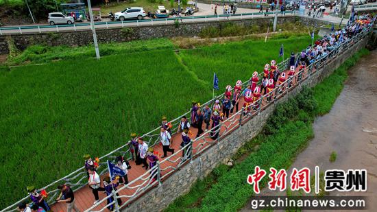 图为进行民俗展演巡游。李启兵 摄