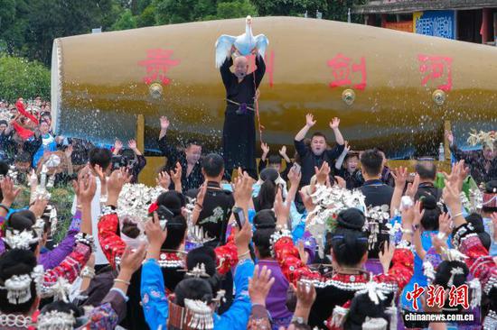 图为7月18日水鼓舞展演现场。尹刚 摄