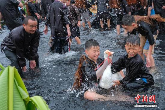 图为7月18日水鼓舞展演现场。尹刚 摄