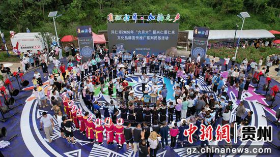 图为各民族同胞携手同台品薏仁粥。李启兵 摄