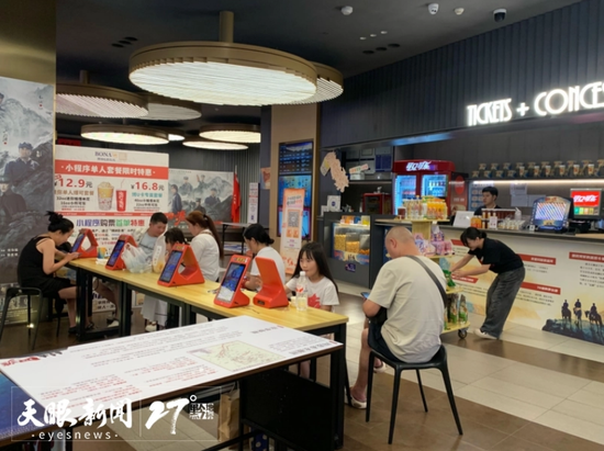 影院内，不少家长带孩子观影。